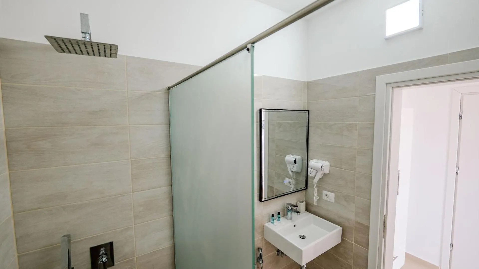 Sunshine Hotel Ksamil
